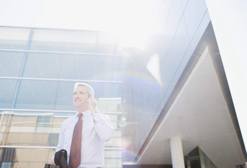 西方人,一个人,商务人士,商务男性,高楼大厦,站,笑,打电话,微笑,露齿笑,横图,室外,白天,仰视,衬衫,窗户,大厦,建筑,摩天大楼,电话,手机,欧洲,欧洲人,仅一个男性,仅一个人,仅一个中年男性,阴影,套装,朦胧,模糊,光线,影子,领带,拎,注视,通讯设备,玻璃窗,蓝色,蓝天,天空,阳光,天,观察,看,站着,晴朗,观看,察看,关注,商务装,工薪阶层,万里无云,一部,交流,男人,男性,中年男性,白种人,白领,上班族,晴空,晴空万里,沟通,通话,站立,半身,彩图,低角度拍摄,衬衣,大楼,高层建筑,高楼,摩天楼,拎着