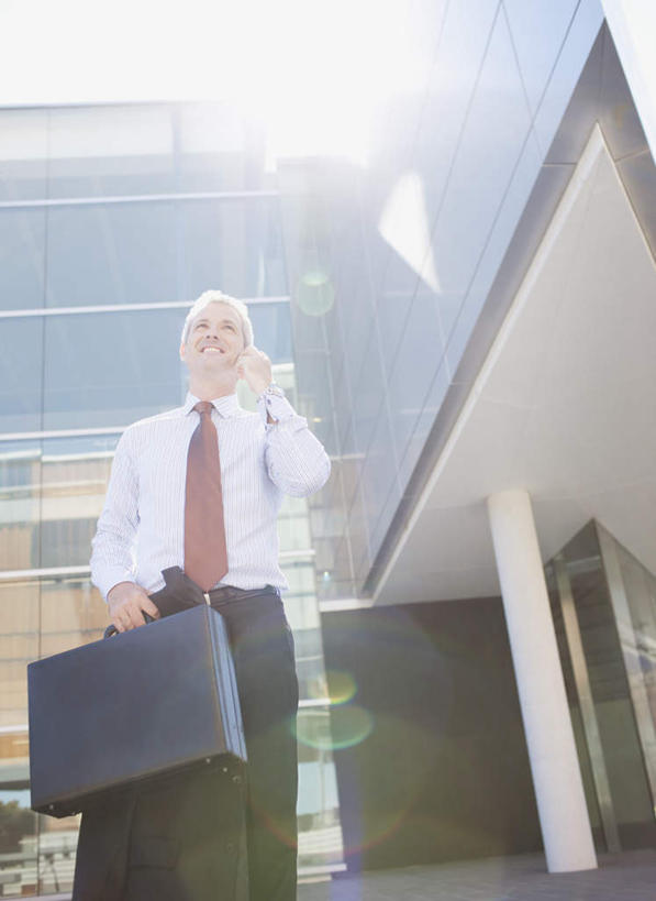 西方人,一个人,商务人士,商务男性,高楼大厦,站,笑,打电话,微笑,露齿笑,竖图,室外,白天,仰视,衬衫,窗户,大厦,建筑,摩天大楼,电话,手机,欧洲,欧洲人,仅一个男性,仅一个人,仅一个中年男性,阴影,套装,朦胧,模糊,光线,包,公文包,影子,领带,拎,注视,通讯设备,玻璃窗,一个,蓝色,蓝天,天空,阳光,天,观察,看,站着,晴朗,单个,公事包,观看,察看,关注,商务装,工薪阶层,万里无云,一部,交流,男人,男性,中年男性,白种人,白领,上班族,晴空,晴空万里,沟通,通话,站立,半身,彩图,低角度拍摄,衬衣,大楼,高层建筑,高楼,摩天楼,拎着