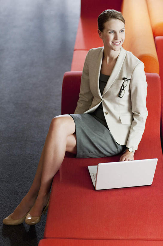 西方人,一个人,商务人士,商务女性,坐,笑,微笑,露齿笑,竖图,俯视,室内,白天,电脑,笔记本电脑,沙发,欧洲,欧洲人,仅一个年轻女性,仅一个女性,仅一个人,套装,网络,二郎腿,注视,通讯设备,红色,观察,看,观看,察看,无线,关注,通信设备,商务装,无线网络,无线上网,便携式电脑,工薪阶层,手提电脑,年轻女性,女人,女性,白种人,白领,上班族,坐着,半身,彩图,高角度拍摄,皮沙发