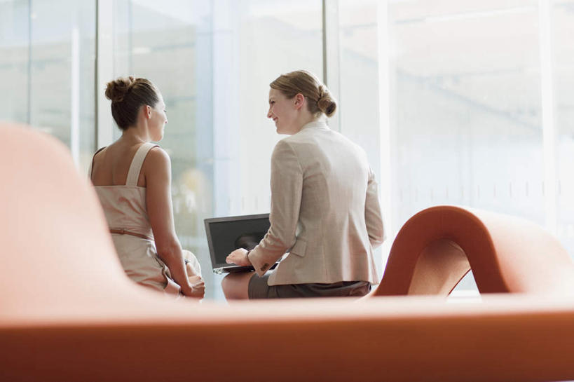 西方人,两个人,同事,商务人士,商务女性,坐,笑,说,微笑,露齿笑,横图,室内,白天,讨论,成功,合作,团队,集体,信心,电脑,笔记本电脑,窗户,落地窗,沙发,欧洲,欧洲人,套装,朦胧,模糊,网络,注视,通讯设备,队伍,玻璃窗,背面,观察,看,观看,察看,无线,领导,成就,关注,通信设备,商务装,无线网络,合伙,领袖,布艺沙发,无线上网,便携式电脑,工薪阶层,交流,手提电脑,年轻女性,女人,女性,白种人,白领,上班族,沟通,讲话,交谈,商讨,说话,谈话,坐着,半身,彩图