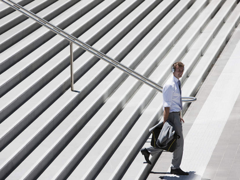 西方人,一个人,商务人士,商务男性,栏杆,走,横图,俯视,室外,白天,衬衫,快乐,满意,幸福,楼梯,欧洲,欧洲人,仅一个男性,仅一个人,握,阴影,套装,光线,包,扶手,公文包,影子,阶梯,领带,音响,音乐,拿,拿着,注视,娱乐,护栏,台阶,仅一个年轻男性,阳光,耳机,观察,看,享受,休闲,放松,握着,公事包,观看,察看,舒适,享乐,象征,庄重,关注,商务装,身份,工薪阶层,正式,地位,男人,男性,年轻男性,白种人,白领,上班族,步行,散步,走路,彩图,高角度拍摄,全身,衬衣