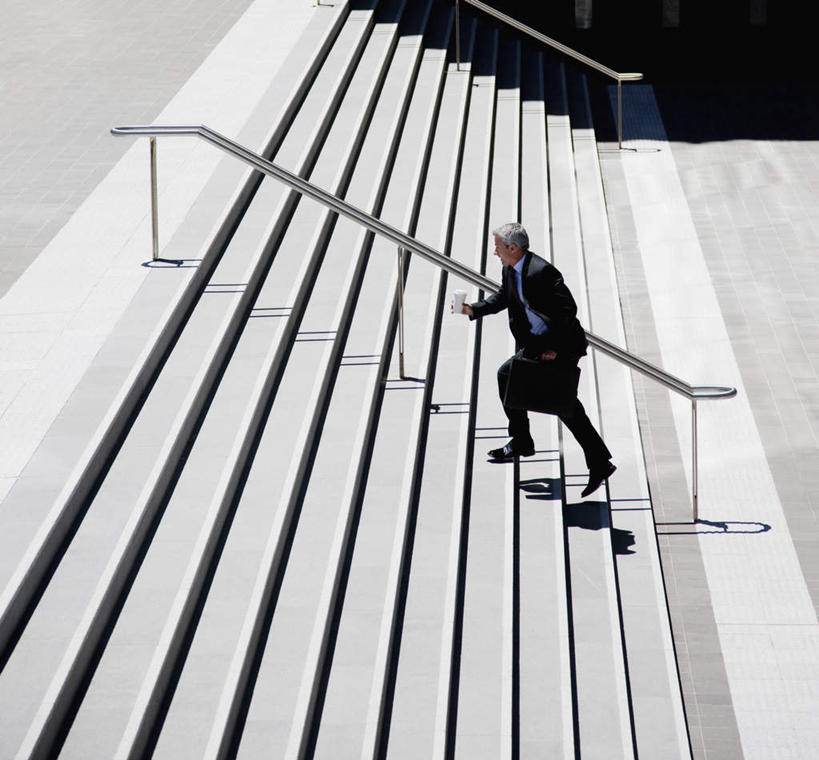 西方人,一个人,商务人士,商务男性,栏杆,跑,横图,俯视,室外,白天,衬衫,锻炼,运动,楼梯,杯子,欧洲,欧洲人,仅一个男性,仅一个人,仅一个中年男性,握,阴影,套装,光线,包,瓷器,扶手,公文包,影子,阶梯,咖啡杯,陶瓷制品,拿,拿着,注视,护栏,台阶,阳光,纸制品,观察,看,握着,公事包,观看,纸杯,察看,关注,一次性杯子,瓷杯,商务装,工薪阶层,体育,男人,男性,中年男性,白种人,白领,上班族,跑步,彩图,高角度拍摄,全身,衬衣,健身