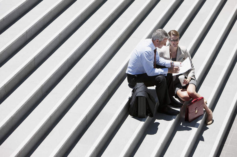 西方人,两个人,同事,商务人士,商务男性,商务女性,坐,说,横图,俯视,室外,白天,衬衫,讨论,成功,合作,团队,集体,信心,楼梯,欧洲,欧洲人,握,指,阴影,套装,光线,包,材料,档案,公文包,文件,影子,纸,阶梯,领带,拿,拿着,注视,指点,队伍,台阶,阳光,手稿,资料,观察,看,握着,公事包,观看,证明,察看,领导,指向,象征,庄重,成就,关注,文档,商务装,身份,合伙,领袖,工薪阶层,正式,地位,交流,男人,男性,年轻女性,女人,女性,中年男性,白种人,白领,上班族,沟通,讲话,交谈,商讨,说话,谈话,坐着,彩图,高角度拍摄,全身,衬衣