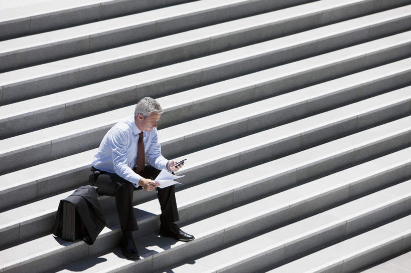 西方人,一个人,商务人士,商务男性,坐,打电话,横图,俯视,室外,白天,衬衫,楼梯,电话,手机,欧洲,欧洲人,仅一个男性,仅一个人,仅一个中年男性,敲打,握,阴影,套装,光线,包,材料,档案,公文包,文件,影子,纸,阶梯,领带,拿,拿着,注视,输入,通讯设备,台阶,阳光,手稿,资料,打字,观察,看,握着,公事包,观看,点击,敲击,证明,察看,象征,庄重,关注,文档,商务装,身份,工薪阶层,正式,地位,交流,按键,男人,男性,中年男性,白种人,白领,上班族,沟通,通话,坐着,彩图,高角度拍摄,全身,衬衣