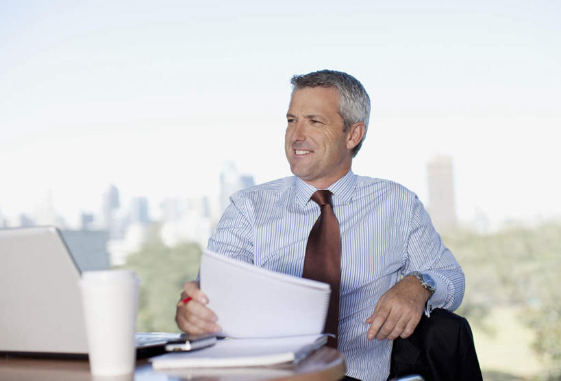 西方人,一个人,商务人士,商务男性,高楼大厦,坐,笑,打电话,微笑,露齿笑,横图,室外,白天,正面,衬衫,办公楼,电脑,笔记本电脑,植物,桌面,桌子,大厦,建筑,摩天大楼,写字楼,杯子,电话,手机,欧洲,欧洲人,仅一个男性,仅一个人,仅一个中年男性,握,阴影,套装,朦胧,模糊,时间,光线,网络,木制,材料,档案,时钟,手表,文件,影子,纸,领带,拿,计时,拿着,注视,通讯设备,树,树木,蓝色,绿色,蓝天,天空,阳光,自然,木制品,手稿,纸制品,资料,钟表,楼宇,天,观察,看,表,商务楼,握着,生长,晴朗,成长,观看,纸杯,腕表,证明,察看,无线,象征,庄重,关注,一次性杯子,文档,通信设备,商务装,身份,无线网络,无线上网,便携式电脑,工薪阶层,万里无云,正式,地位,交流,手提电脑,男人,男性,中年男性,白种人,白领,上班族,钟,晴空,晴空万里,沟通,通话,坐着,半身,彩图,衬衣,大楼,高层建筑,高楼,摩天楼