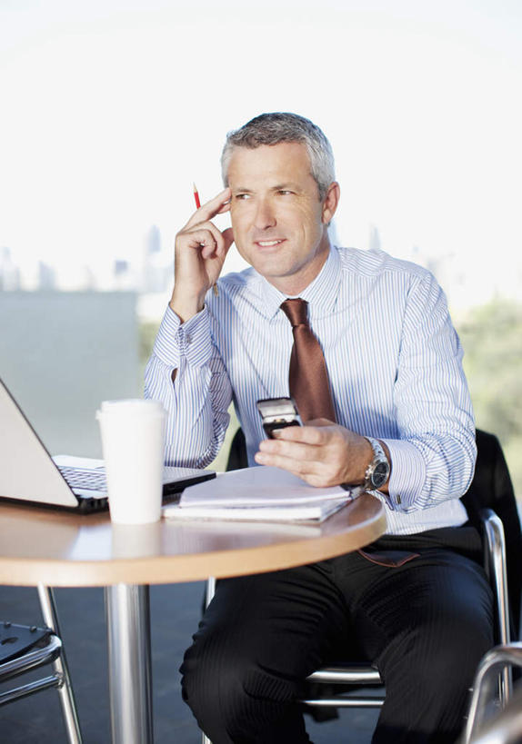 西方人,一个人,商务人士,商务男性,高楼大厦,坐,打电话,竖图,室外,白天,正面,衬衫,办公楼,电脑,笔记本电脑,植物,桌面,桌子,大厦,建筑,摩天大楼,写字楼,杯子,电话,手机,欧洲,欧洲人,仅一个男性,仅一个人,仅一个中年男性,撑,握,阴影,套装,朦胧,模糊,时间,光线,网络,木制,笔,材料,档案,时钟,手表,文件,影子,纸,办公用品,领带,拿,计时,拿着,托腮,注视,通讯设备,水笔,文具,树,树木,蓝色,绿色,蓝天,天空,阳光,自然,木制品,手稿,学习用品,纸制品,资料,钟表,楼宇,天,观察,看,托,表,商务楼,握着,生长,晴朗,成长,观看,纸杯,腕表,文具用品,证明,察看,无线,象征,庄重,关注,一次性杯子,托下巴,文档,通信设备,商务装,身份,无线网络,无线上网,便携式电脑,工薪阶层,万里无云,正式,地位,交流,手提电脑,男人,男性,中年男性,白种人,白领,上班族,钟,晴空,晴空万里,沟通,通话,坐着,半身,彩图,衬衣,大楼,高层建筑,高楼,摩天楼