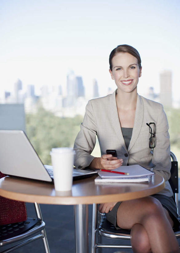 西方人,一个人,商务人士,商务女性,高楼大厦,坐,笑,打电话,微笑,露齿笑,竖图,室外,白天,正面,办公楼,电脑,笔记本电脑,植物,桌面,桌子,大厦,建筑,摩天大楼,写字楼,杯子,电话,手机,欧洲,欧洲人,仅一个年轻女性,仅一个女性,仅一个人,握,阴影,套装,朦胧,模糊,光线,网络,木制,材料,档案,文件,影子,纸,拿,拿着,注视,通讯设备,树,树木,蓝色,绿色,蓝天,天空,阳光,自然,木制品,手稿,纸制品,资料,楼宇,天,观察,看,商务楼,握着,生长,晴朗,成长,观看,纸杯,证明,察看,无线,关注,一次性杯子,文档,通信设备,商务装,无线网络,无线上网,便携式电脑,工薪阶层,万里无云,交流,手提电脑,年轻女性,女人,女性,白种人,白领,上班族,晴空,晴空万里,沟通,通话,坐着,半身,彩图,大楼,高层建筑,高楼,摩天楼