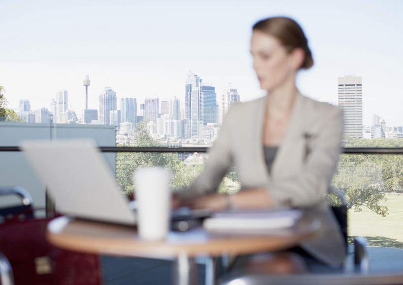 西方人,一个人,商务人士,商务女性,高楼大厦,坐,打电话,横图,室外,白天,正面,办公楼,电脑,笔记本电脑,植物,桌面,桌子,大厦,建筑,摩天大楼,写字楼,杯子,电话,手机,欧洲,欧洲人,仅一个年轻女性,仅一个女性,仅一个人,敲打,阴影,套装,朦胧,模糊,光线,网络,木制,材料,档案,文件,影子,纸,注视,输入,通讯设备,树,树木,蓝色,绿色,蓝天,天空,阳光,自然,木制品,手稿,纸制品,资料,楼宇,天,打字,观察,看,商务楼,生长,晴朗,成长,观看,纸杯,点击,敲击,证明,察看,无线,关注,一次性杯子,文档,通信设备,商务装,无线网络,无线上网,便携式电脑,工薪阶层,万里无云,交流,按键,手提电脑,年轻女性,女人,女性,白种人,白领,上班族,晴空,晴空万里,沟通,通话,坐着,半身,彩图,大楼,高层建筑,高楼,摩天楼