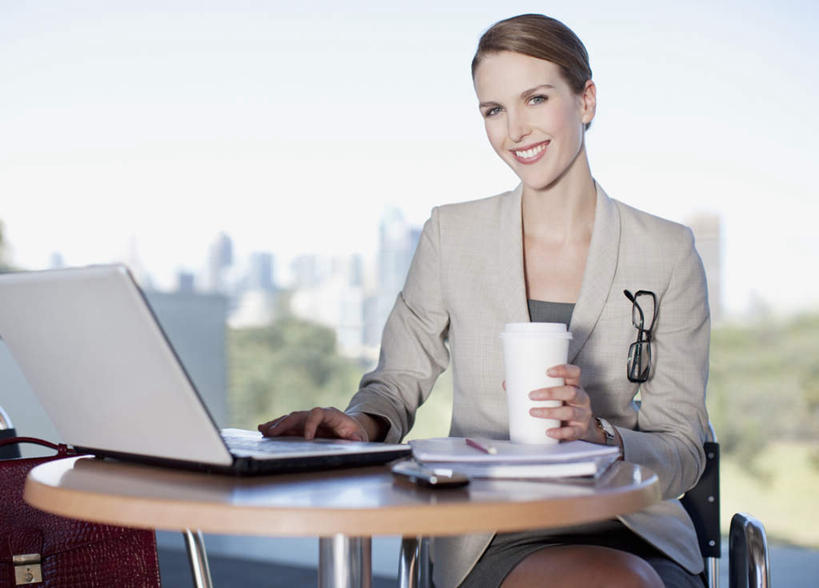 西方人,一个人,商务人士,商务女性,高楼大厦,坐,笑,打电话,微笑,露齿笑,横图,室外,白天,正面,办公楼,电脑,笔记本电脑,植物,桌面,桌子,大厦,建筑,摩天大楼,写字楼,杯子,电话,手机,欧洲,欧洲人,仅一个年轻女性,仅一个女性,仅一个人,握,阴影,套装,朦胧,模糊,光线,网络,木制,材料,档案,文件,影子,纸,拿,拿着,注视,通讯设备,树,树木,蓝色,绿色,蓝天,天空,阳光,自然,木制品,手稿,纸制品,资料,楼宇,天,观察,看,商务楼,握着,生长,晴朗,成长,观看,纸杯,证明,察看,无线,关注,一次性杯子,文档,通信设备,商务装,无线网络,无线上网,便携式电脑,工薪阶层,万里无云,交流,手提电脑,年轻女性,女人,女性,白种人,白领,上班族,晴空,晴空万里,沟通,通话,坐着,半身,彩图,大楼,高层建筑,高楼,摩天楼