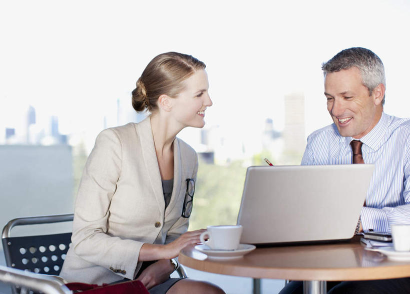 西方人,两个人,同事,商务人士,商务男性,商务女性,高楼大厦,坐,笑,微笑,露齿笑,横图,室外,白天,正面,衬衫,成功,办公楼,合作,团队,集体,信心,电脑,笔记本电脑,桌面,桌子,大厦,建筑,摩天大楼,写字楼,杯子,餐具,书籍,欧洲,欧洲人,阴影,套装,朦胧,模糊,光线,网络,木制,瓷器,碟子,盘,影子,咖啡杯,领带,陶瓷制品,注视,通讯设备,队伍,蓝色,蓝天,天空,阳光,盘子,木制品,碟,楼宇,天,观察,看,商务楼,晴朗,观看,察看,无线,领导,象征,庄重,成就,关注,瓷杯,通信设备,商务装,身份,无线网络,合伙,领袖,无线上网,便携式电脑,工薪阶层,万里无云,正式,地位,手提电脑,男人,男性,年轻女性,女人,女性,中年男性,白种人,白领,上班族,书,图书,晴空,晴空万里,坐着,半身,彩图,衬衣,大楼,高层建筑,高楼,摩天楼