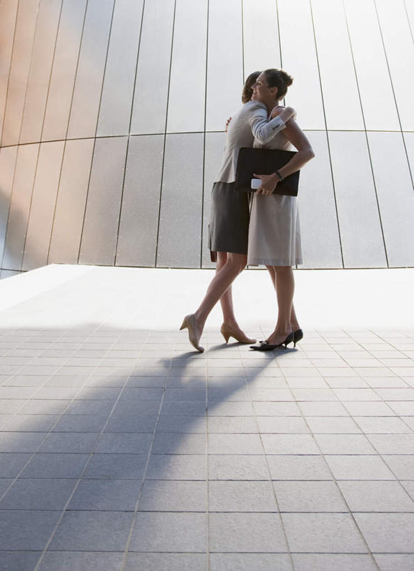 西方人,两个人,同事,商务人士,商务女性,高楼大厦,站,抱,笑,微笑,露齿笑,竖图,室外,白天,仰视,高跟鞋,时尚,成功,办公楼,合作,团队,集体,信心,大厦,建筑,摩天大楼,写字楼,鞋子,欧洲,欧洲人,握,阴影,套装,光线,包,瓷砖,地砖,公文包,影子,地面,拿,拿着,注视,队伍,阳光,楼宇,观察,看,站着,商务楼,握着,公事包,抱着,观看,察看,领导,搂着,成就,关注,时髦,商务装,合伙,领袖,工薪阶层,时兴,年轻女性,女人,女性,中年女性,白种人,白领,上班族,怀抱,搂,搂抱,相抱,拥抱,站立,彩图,低角度拍摄,全身,大楼,高层建筑,高楼,摩天楼