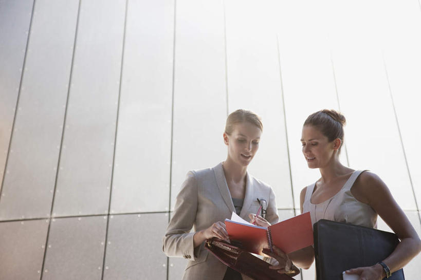 西方人,两个人,同事,商务人士,商务女性,高楼大厦,站,笑,说,微笑,露齿笑,横图,室外,白天,仰视,讨论,成功,办公楼,合作,团队,集体,信心,大厦,建筑,摩天大楼,写字楼,欧洲,欧洲人,握,套装,包,笔,材料,档案,公文包,墨镜,文件,眼镜,纸,办公用品,拿,拿着,注视,队伍,水笔,文具,手稿,太阳镜,太阳眼镜,学习用品,资料,楼宇,观察,看,站着,遮阳镜,商务楼,握着,公事包,观看,文具用品,证明,察看,领导,成就,关注,文档,商务装,合伙,领袖,工薪阶层,交流,年轻女性,女人,女性,中年女性,白种人,白领,上班族,沟通,讲话,交谈,商讨,说话,谈话,站立,半身,彩图,低角度拍摄,大楼,高层建筑,高楼,摩天楼