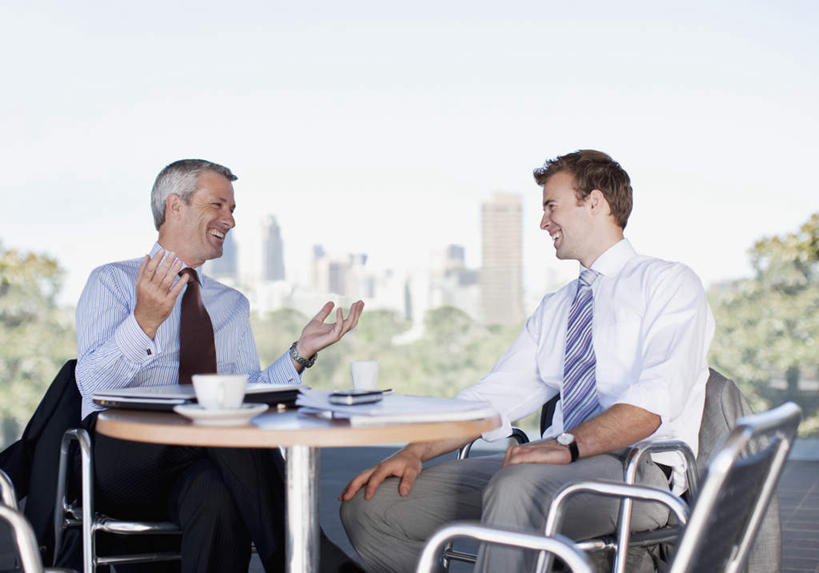 西方人,两个人,同事,商务人士,商务男性,高楼大厦,坐,笑,说,微笑,露齿笑,横图,室外,白天,正面,衬衫,讨论,成功,办公楼,合作,团队,集体,信心,电脑,笔记本电脑,桌面,桌子,大厦,建筑,摩天大楼,写字楼,杯子,餐具,书籍,欧洲,欧洲人,阴影,套装,朦胧,模糊,光线,网络,木制,瓷器,碟子,盘,影子,咖啡杯,领带,陶瓷制品,注视,通讯设备,队伍,蓝色,蓝天,天空,阳光,盘子,木制品,碟,楼宇,天,观察,看,商务楼,晴朗,观看,察看,无线,领导,象征,庄重,成就,关注,瓷杯,通信设备,商务装,身份,无线网络,合伙,领袖,无线上网,便携式电脑,工薪阶层,万里无云,正式,地位,交流,手提电脑,男人,男性,年轻男性,中年男性,白种人,白领,上班族,书,图书,晴空,晴空万里,沟通,讲话,交谈,商讨,说话,谈话,坐着,半身,彩图,衬衣,大楼,高层建筑,高楼,摩天楼