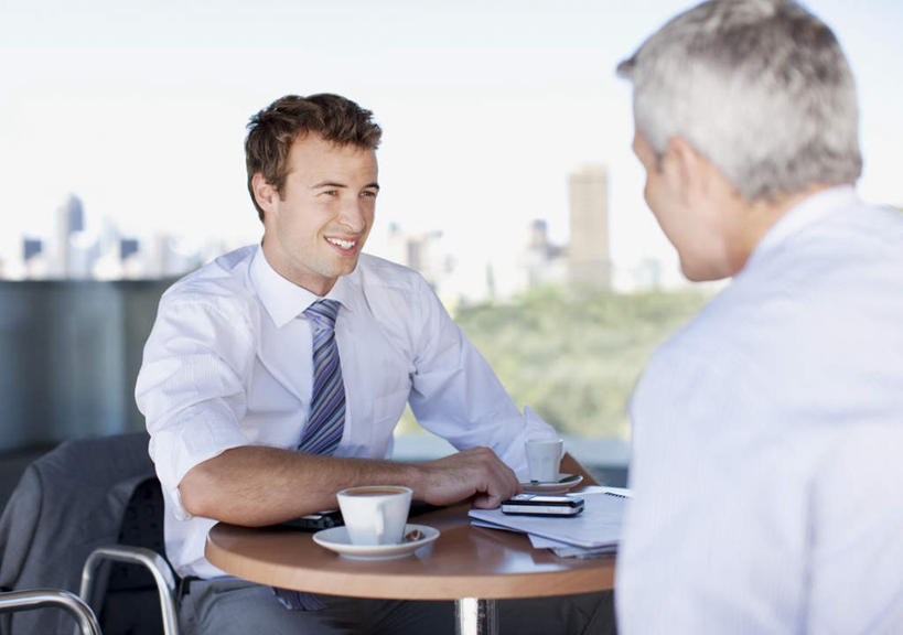 西方人,背部,两个人,同事,商务人士,商务男性,高楼大厦,坐,笑,打电话,微笑,露齿笑,横图,室外,白天,正面,衬衫,成功,办公楼,合作,团队,集体,信心,电脑,笔记本电脑,桌面,桌子,大厦,建筑,摩天大楼,写字楼,杯子,餐具,电话,手机,书籍,欧洲,欧洲人,阴影,套装,朦胧,模糊,光线,网络,木制,瓷器,碟子,盘,影子,咖啡杯,领带,陶瓷制品,注视,通讯设备,队伍,相视,蓝色,蓝天,天空,阳光,盘子,木制品,碟,楼宇,天,观察,看,面对面,商务楼,晴朗,观看,对视,察看,无线,领导,互视,象征,庄重,成就,关注,瓷杯,通信设备,相对,商务装,身份,无线网络,合伙,领袖,无线上网,便携式电脑,工薪阶层,万里无云,相看,正式,地位,交流,手提电脑,男人,男性,年轻男性,中年男性,白种人,白领,上班族,书,图书,晴空,晴空万里,沟通,通话,坐着,半身,彩图,衬衣,大楼,高层建筑,高楼,摩天楼