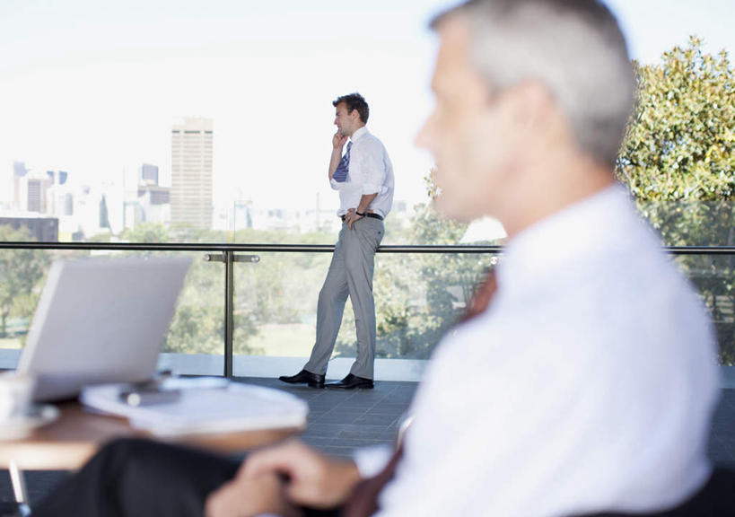 西方人,两个人,同事,商务人士,商务男性,高楼大厦,栏杆,站,坐,打电话,横图,室外,白天,侧面,衬衫,成功,办公楼,合作,团队,集体,信心,电脑,笔记本电脑,桌面,桌子,大厦,建筑,摩天大楼,写字楼,杯子,餐具,电话,手机,书籍,欧洲,欧洲人,握,阴影,套装,朦胧,模糊,光线,网络,木制,瓷器,碟子,盘,影子,围栏,咖啡杯,领带,陶瓷制品,拿,拿着,注视,通讯设备,手叉腰,队伍,护栏,蓝色,蓝天,天空,阳光,盘子,木制品,碟,楼宇,天,叉腰,观察,看,站着,商务楼,握着,晴朗,观看,察看,无线,领导,象征,庄重,成就,关注,瓷杯,通信设备,商务装,身份,无线网络,合伙,领袖,无线上网,便携式电脑,工薪阶层,万里无云,正式,地位,交流,手提电脑,男人,男性,年轻男性,中年男性,白种人,白领,上班族,书,图书,晴空,晴空万里,沟通,通话,站立,坐着,半身,彩图,衬衣,大楼,高层建筑,高楼,摩天楼