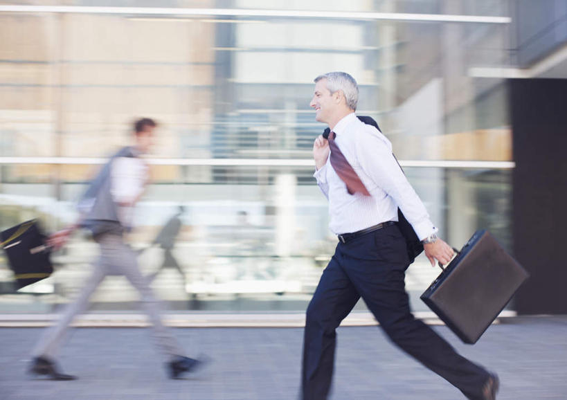 西方人,两个人,同事,商务人士,商务男性,高楼大厦,走,笑,微笑,露齿笑,横图,室外,白天,侧面,衬衫,成功,办公楼,合作,团队,集体,信心,大厦,建筑,摩天大楼,写字楼,欧洲,欧洲人,握,套装,朦胧,模糊,包,公文包,领带,拿,拿着,注视,队伍,楼宇,观察,看,商务楼,握着,公事包,观看,察看,领导,象征,庄重,成就,关注,商务装,身份,合伙,领袖,工薪阶层,正式,地位,男人,男性,年轻男性,中年男性,白种人,白领,上班族,步行,散步,走路,半身,彩图,衬衣,大楼,高层建筑,高楼,摩天楼