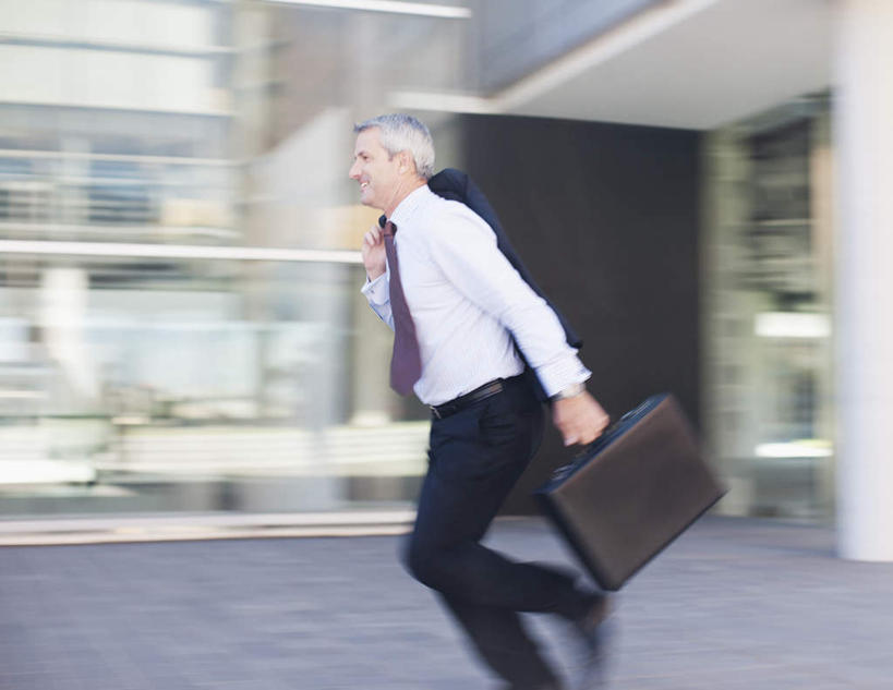 西方人,一个人,商务人士,商务男性,高楼大厦,跑,笑,微笑,露齿笑,横图,室外,白天,侧面,衬衫,锻炼,运动,办公楼,大厦,建筑,摩天大楼,写字楼,欧洲,欧洲人,仅一个男性,仅一个人,仅一个中年男性,握,套装,朦胧,模糊,包,公文包,领带,拿,拿着,注视,楼宇,观察,看,商务楼,握着,公事包,观看,察看,象征,庄重,关注,商务装,身份,工薪阶层,正式,地位,体育,男人,男性,中年男性,白种人,白领,上班族,跑步,半身,彩图,衬衣,健身,大楼,高层建筑,高楼,摩天楼