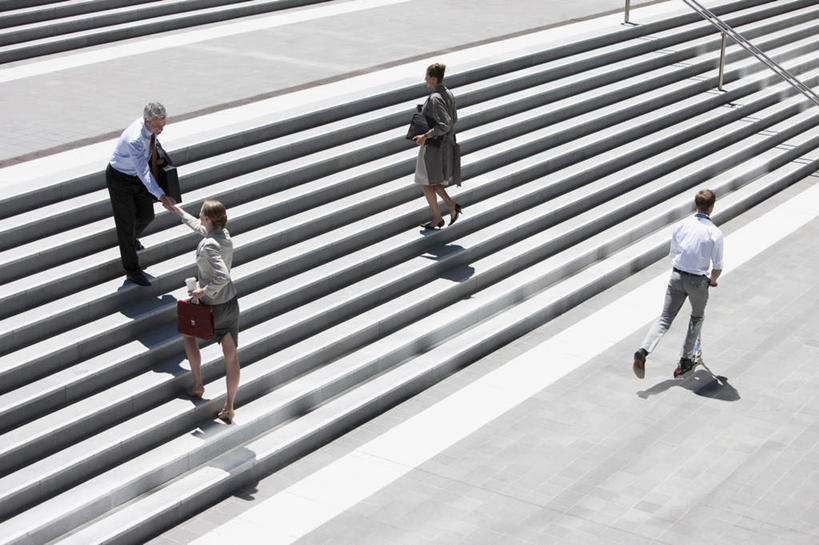 西方人,四个人,同事,商务人士,商务男性,商务女性,栏杆,走,握手,横图,俯视,室外,白天,衬衫,成功,合作,团队,集体,信心,楼梯,欧洲,欧洲人,阴影,套装,光线,包,扶手,公文包,影子,阶梯,注视,队伍,护栏,相视,台阶,阳光,观察,看,面对面,公事包,观看,对视,察看,领导,互视,成就,关注,相对,商务装,合伙,领袖,工薪阶层,相看,男人,男性,年轻男性,年轻女性,女人,女性,中年男性,中年女性,白种人,白领,上班族,步行,搀手,拉手,散步,手搀手,手拉手,手牵手,手握手,走路,彩图,高角度拍摄,全身,衬衣