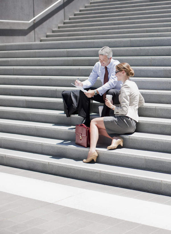 咖啡,西方人,两个人,同事,商务人士,商务男性,商务女性,坐,笑,说,微笑,露齿笑,竖图,室外,白天,正面,衬衫,讨论,幸福,成功,合作,团队,集体,信心,楼梯,杯子,欧洲,欧洲人,握,阴影,套装,光线,包,公文包,影子,阶梯,领带,拿,拿着,注视,娱乐,队伍,台阶,饮料,阳光,纸制品,观察,看,享受,休闲,温馨,放松,乐趣,握着,公事包,观看,纸杯,察看,提神,领导,舒适,象征,庄重,成就,关注,一次性杯子,醒脑,商务装,身份,合伙,领袖,工薪阶层,软饮料,正式,地位,交流,男人,男性,年轻女性,女人,女性,中年男性,白种人,白领,上班族,沟通,讲话,交谈,商讨,说话,谈话,坐着,彩图,全身,衬衣