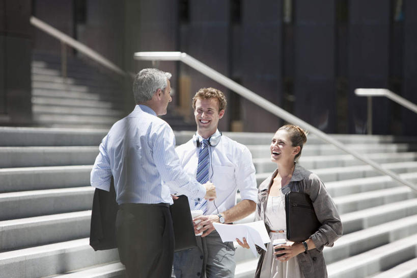 西方人,背部,三个人,同事,商务人士,商务男性,商务女性,高楼大厦,栏杆,站,笑,说,微笑,露齿笑,横图,室外,白天,正面,衬衫,讨论,成功,办公楼,合作,团队,集体,信心,楼梯,大厦,建筑,摩天大楼,写字楼,欧洲,欧洲人,握,阴影,套装,朦胧,模糊,光线,包,材料,档案,扶手,公文包,文件,影子,纸,阶梯,领带,拿,拿着,注视,队伍,护栏,台阶,阳光,手稿,资料,楼宇,观察,看,站着,商务楼,握着,公事包,观看,证明,察看,领导,象征,庄重,成就,关注,文档,商务装,身份,合伙,领袖,工薪阶层,正式,地位,交流,男人,男性,年轻男性,女人,女性,中年男性,中年女性,白种人,白领,上班族,沟通,讲话,交谈,商讨,说话,谈话,站立,半身,彩图,衬衣,大楼,高层建筑,高楼,摩天楼