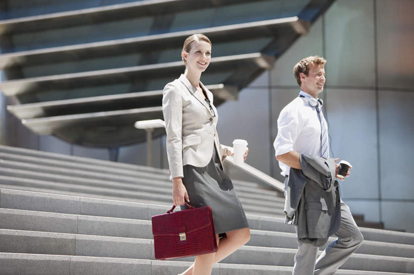 咖啡,西方人,两个人,同事,商务人士,商务男性,商务女性,高楼大厦,栏杆,走,笑,微笑,露齿笑,横图,室外,白天,仰视,衬衫,幸福,成功,办公楼,合作,团队,集体,信心,楼梯,大厦,建筑,摩天大楼,写字楼,杯子,欧洲,欧洲人,握,套装,包,扶手,公文包,阶梯,领带,拿,拿着,注视,娱乐,队伍,护栏,台阶,饮料,纸制品,楼宇,观察,看,享受,休闲,温馨,商务楼,放松,乐趣,握着,公事包,观看,纸杯,察看,提神,领导,舒适,象征,庄重,成就,关注,一次性杯子,醒脑,商务装,身份,合伙,领袖,工薪阶层,软饮料,正式,地位,男人,男性,年轻男性,年轻女性,女人,女性,白种人,白领,上班族,步行,散步,走路,半身,彩图,低角度拍摄,衬衣,大楼,高层建筑,高楼,摩天楼