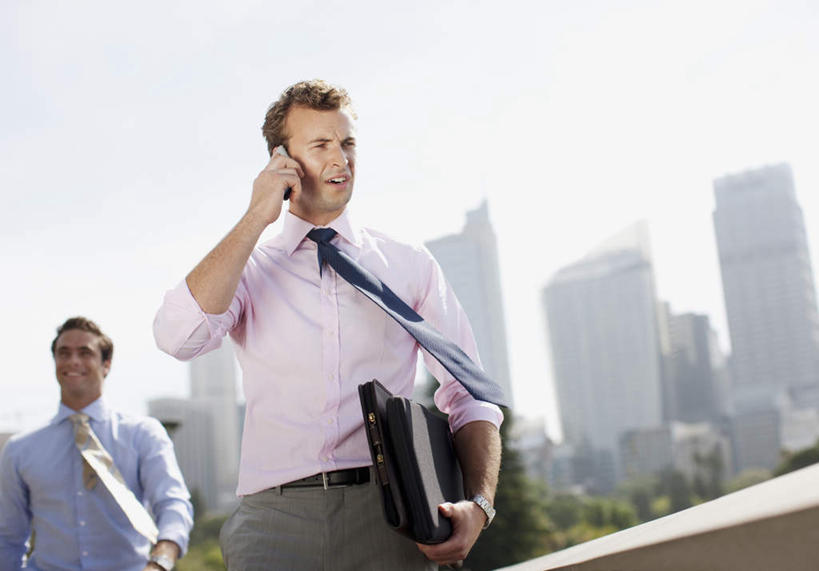 西方人,两个人,同事,商务人士,商务男性,高楼大厦,站,笑,打电话,微笑,露齿笑,横图,室外,白天,仰视,衬衫,成功,办公楼,合作,团队,集体,信心,植物,大厦,建筑,摩天大楼,写字楼,电话,手机,欧洲,欧洲人,握,阴影,套装,光线,包,公文包,影子,领带,拿,听,拿着,注视,通讯设备,队伍,树,树木,蓝色,绿色,蓝天,天空,阳光,自然,楼宇,天,观察,看,站着,商务楼,握着,生长,晴朗,成长,公事包,观看,察看,领导,象征,庄重,成就,关注,商务装,身份,合伙,领袖,工薪阶层,万里无云,正式,地位,交流,男人,男性,年轻男性,白种人,白领,上班族,晴空,晴空万里,沟通,通话,站立,半身,彩图,低角度拍摄,衬衣,大楼,高层建筑,高楼,摩天楼