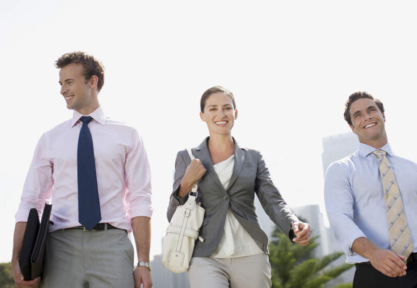 西方人,三个人,同事,商务人士,商务男性,商务女性,高楼大厦,走,笑,微笑,露齿笑,横图,室外,白天,仰视,衬衫,成功,办公楼,合作,团队,集体,信心,植物,大厦,建筑,摩天大楼,写字楼,欧洲,欧洲人,一排,阴影,套装,整齐,光线,包,公文包,影子,领带,注视,队伍,树,树木,排列,蓝色,绿色,蓝天,天空,阳光,自然,楼宇,天,观察,看,商务楼,生长,晴朗,成长,公事包,观看,察看,领导,象征,庄重,成就,队列,关注,商务装,身份,合伙,领袖,工薪阶层,万里无云,正式,地位,男人,男性,年轻男性,年轻女性,女人,女性,白种人,白领,上班族,晴空,晴空万里,步行,散步,走路,半身,彩图,低角度拍摄,衬衣,大楼,高层建筑,高楼,摩天楼