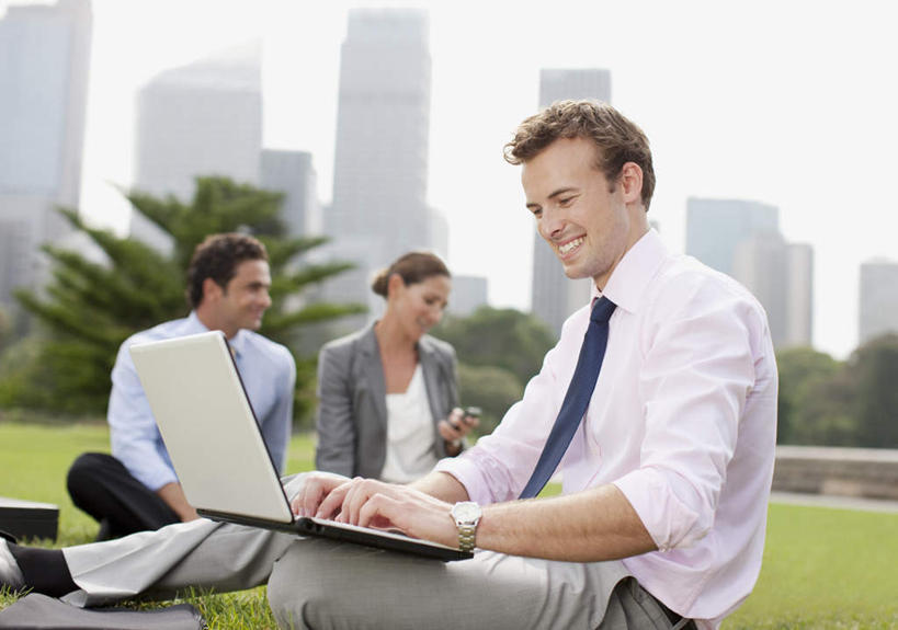 西方人,三个人,同事,商务人士,商务男性,商务女性,高楼大厦,坐,笑,打电话,微笑,露齿笑,横图,室外,白天,正面,衬衫,成功,办公楼,合作,团队,集体,信心,电脑,笔记本电脑,草地,草坪,植物,大厦,建筑,摩天大楼,写字楼,电话,手机,欧洲,欧洲人,敲打,阴影,套装,时间,光线,网络,时钟,手表,影子,领带,计时,注视,输入,通讯设备,队伍,草,树,树木,蓝色,绿色,蓝天,天空,阳光,自然,钟表,楼宇,天,打字,观察,看,表,商务楼,生长,晴朗,成长,观看,点击,敲击,腕表,察看,无线,领导,象征,庄重,成就,关注,通信设备,商务装,身份,无线网络,合伙,领袖,无线上网,便携式电脑,工薪阶层,万里无云,正式,地位,交流,按键,手提电脑,男人,男性,年轻男性,年轻女性,女人,女性,白种人,白领,上班族,钟,晴空,晴空万里,沟通,通话,坐着,半身,彩图,衬衣,大楼,高层建筑,高楼,摩天楼