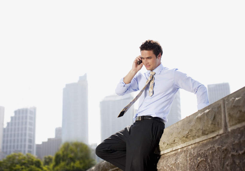 西方人,一个人,商务人士,商务男性,高楼大厦,站,打电话,横图,室外,白天,仰视,衬衫,办公楼,石头,植物,大厦,建筑,摩天大楼,写字楼,电话,手机,欧洲,欧洲人,仅一个男性,仅一个人,握,阴影,套装,光线,石子,影子,墙,领带,拿,听,拿着,注视,通讯设备,墙壁,墙面,树,树木,仅一个年轻男性,蓝色,绿色,蓝天,天空,阳光,自然,楼宇,天,观察,看,靠,靠着,倚靠,站着,商务楼,握着,生长,晴朗,成长,观看,察看,倚着,象征,庄重,关注,商务装,身份,工薪阶层,万里无云,正式,地位,交流,男人,男性,年轻男性,白种人,白领,上班族,石块,晴空,晴空万里,沟通,通话,站立,半身,彩图,低角度拍摄,衬衣,大楼,高层建筑,高楼,摩天楼
