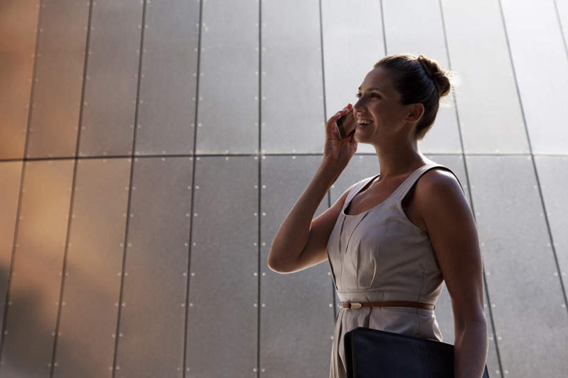 西方人,一个人,商务人士,商务女性,高楼大厦,站,笑,打电话,微笑,露齿笑,横图,室外,白天,仰视,办公楼,大厦,建筑,摩天大楼,写字楼,电话,手机,欧洲,欧洲人,仅一个女性,仅一个人,握,套装,包,公文包,拿,听,拿着,注视,通讯设备,楼宇,观察,看,站着,仅一个中年女性,商务楼,握着,公事包,观看,察看,关注,商务装,工薪阶层,交流,女人,女性,中年女性,白种人,白领,上班族,沟通,通话,站立,半身,彩图,低角度拍摄,大楼,高层建筑,高楼,摩天楼