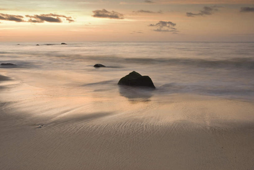 无人,横图,室外,白天,正面,旅游,度假,海浪,海洋,石头,美景,日落,沙滩,美国,阴影,光线,沙子,石子,影子,海岸,景观,浪花,水平线,晚霞,霞光,落日,辽阔,海平线,沙地,娱乐,阳光,自然,海水,黄昏,享受,休闲,广阔,景色,彩霞,放松,一望无际,北美,北美洲,自然风光,美洲,海景,沉积岩,马萨诸塞州,麻州,麻省,马萨诸塞,麻塞诸塞,老殖民地,海湾之州,北亚美利加洲,亚美利加洲,马撒葡萄园岛,马萨葡萄园岛,无边无际,一马平川,夕照,水成岩,玛莎葡萄园岛,大海,风浪,海,海水的波动,海滩,近岸浪,石块,岩石,涌浪,夕阳,彩图,水天相接,水天一线,斜阳