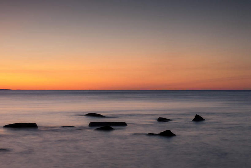 无人,横图,室外,白天,正面,旅游,度假,海浪,海洋,石头,美景,日落,美国,阴影,光线,石子,影子,景观,浪花,水平线,晚霞,霞光,落日,辽阔,海平线,娱乐,阳光,自然,海水,黄昏,享受,休闲,广阔,景色,彩霞,放松,一望无际,北美,北美洲,自然风光,美洲,海景,沉积岩,马萨诸塞州,麻州,麻省,马萨诸塞,麻塞诸塞,老殖民地,海湾之州,北亚美利加洲,亚美利加洲,无边无际,一马平川,夕照,水成岩,大海,风浪,海,海水的波动,近岸浪,石块,岩石,涌浪,夕阳,彩图,水天相接,水天一线,斜阳