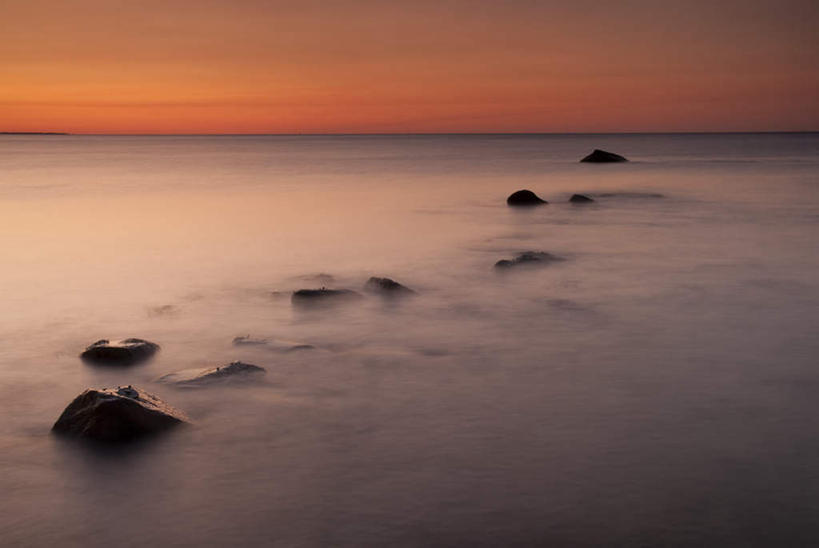 无人,横图,室外,白天,正面,旅游,度假,海浪,海洋,石头,美景,日落,美国,阴影,光线,石子,影子,景观,浪花,水平线,晚霞,霞光,落日,辽阔,海平线,娱乐,阳光,自然,海水,黄昏,享受,休闲,广阔,景色,彩霞,放松,一望无际,北美,北美洲,自然风光,美洲,海景,沉积岩,马萨诸塞州,麻州,麻省,马萨诸塞,麻塞诸塞,老殖民地,海湾之州,北亚美利加洲,亚美利加洲,无边无际,一马平川,夕照,水成岩,大海,风浪,海,海水的波动,近岸浪,石块,岩石,涌浪,夕阳,彩图,水天相接,水天一线,斜阳