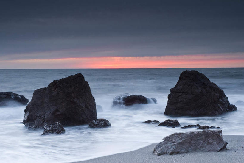 无人,横图,室外,白天,正面,旅游,度假,海浪,海洋,石头,美景,日落,美国,阴影,光线,石子,影子,景观,浪花,水平线,晚霞,霞光,落日,辽阔,海平线,娱乐,阳光,自然,海水,黄昏,享受,休闲,广阔,景色,彩霞,放松,一望无际,北美,北美洲,加利福尼亚,自然风光,美洲,海景,加州,沉积岩,加利福尼亚州,金州,黄金州,北亚美利加洲,亚美利加洲,无边无际,一马平川,夕照,水成岩,大海,风浪,海,海水的波动,近岸浪,石块,岩石,涌浪,夕阳,彩图,水天相接,水天一线,斜阳