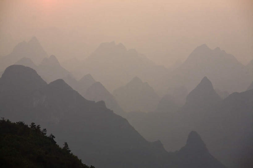 无人,横图,室外,白天,正面,旅游,度假,石头,美景,日落,森林,山,山脉,树林,植物,雾,桂林,中国,亚洲,阴影,朦胧,模糊,光线,石子,影子,景观,山顶,山峰,晚霞,霞光,落日,山峦,娱乐,树,树木,绿色,阳光,自然,黄昏,群山,享受,休闲,景色,彩霞,放松,生长,成长,广西,迷雾,自然风光,东亚,沉积岩,广西壮族自治区,中华人民共和国,桂林市,桂,华南地区,颠峰,极峰,夕照,水成岩,石块,岩石,大雾,夕阳,彩图,斜阳