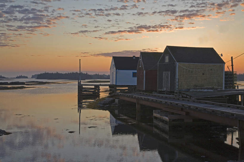 无人,家,码头,横图,室外,白天,正面,旅游,度假,湖,湖泊,美景,日落,水,港口,加拿大,阴影,光线,影子,房屋,屋子,湖面,景观,水流,水面,晚霞,霞光,落日,娱乐,楼房,住宅,倒影,阳光,自然,黄昏,湖水,享受,休闲,景色,彩霞,放松,倒映,北美,北美洲,自然风光,美洲,新斯科舍,北亚美利加洲,亚美利加洲,新斯科舍省,夕照,反照,夕阳,彩图,房子,摆渡口,埠头,渡口,渡头,港湾,海港,货运码头,口岸,商港,斜阳