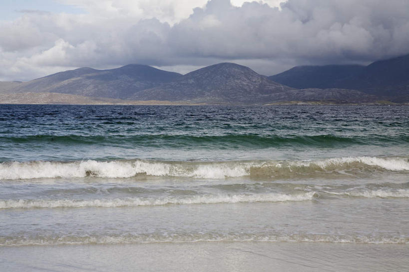 无人,横图,室外,白天,正面,旅游,度假,草地,草坪,海浪,海洋,石头,美景,沙滩,山,山脉,植物,英国,欧洲,阴影,光线,沙子,石子,影子,海岸,景观,浪花,山顶,山峰,云,云朵,沙地,山峦,云彩,娱乐,苏格兰,草,蓝色,绿色,白云,蓝天,天空,阳光,自然,海水,群山,天,享受,休闲,景色,放松,晴朗,西欧,自然风光,大不列颠,海景,沉积岩,大不列颠及北爱尔兰联合王国,大不列颠联合王国,日不落英帝国,苏格兰王国,颠峰,极峰,水成岩,外赫布里底群岛,大海,风浪,海,海水的波动,海滩,近岸浪,石块,岩石,涌浪,晴空,彩图