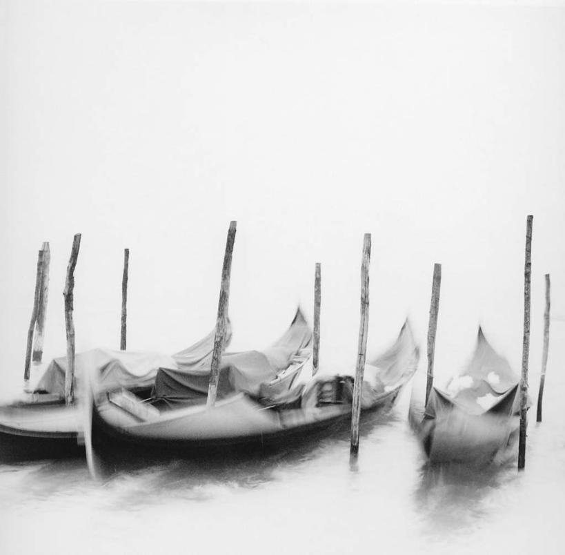 无人,码头,横图,黑白,室外,白天,正面,度假,河流,美景,水,城市风光,城市,港口,船,意大利,欧洲,威尼斯,一排,停靠,波纹,整齐,柱子,河水,景观,水流,木船,涟漪,娱乐,排列,倒影,水纹,交通工具,波浪,享受,休闲,景色,放松,倒映,舟,队列,南欧,停泊,载具,缆绳,意大利共和国,系船柱,缆绳桩,缆绳柱,系缆桩,水晕,反照,摆渡口,埠头,渡口,渡头,港湾,海港,货运码头,口岸,商港