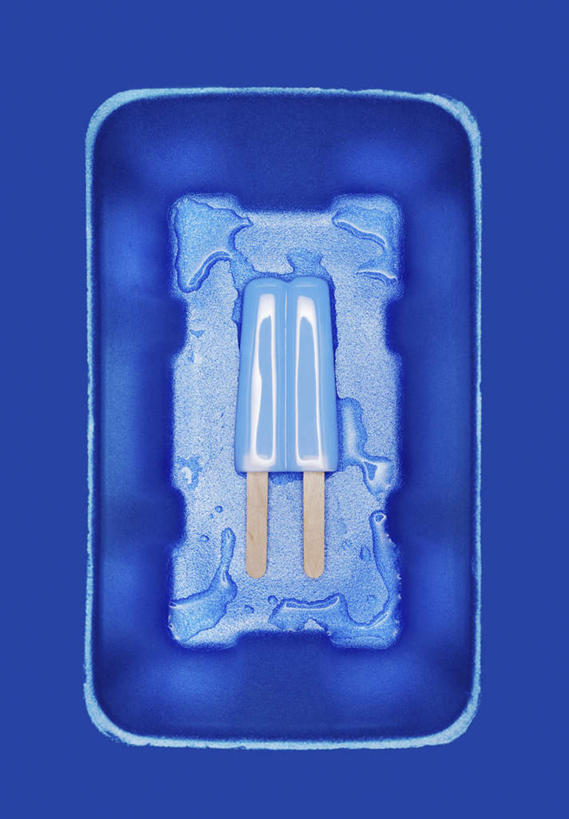 无人,竖图,俯视,室内,特写,白天,餐桌,桌子,餐具,一根,阴影,蓝色背景,融化,反射,碟子,盘,影子,清凉,棒冰,冰棍,一个,蓝色,盘子,碟,冷饮,舒服,摄影,影棚,单个,餐台,解暑,冰棒,解渴,熔化,舒爽,消暑,冰条,溶化,熔解,消溶,彩图,高角度拍摄,影棚拍摄,拍摄