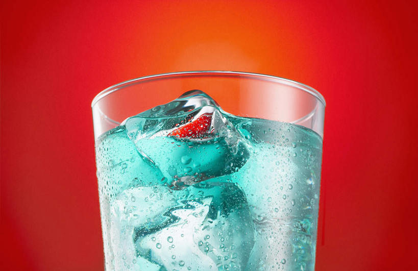 无人,横图,室内,特写,白天,仰视,餐桌,桌子,杯子,阴影,红色背景,反射,影子,冰,冰块,饮品,一杯,冷冻,玻璃制品,饮料,一个,水杯,寒冷,摄影,影棚,冷藏,单个,餐台,苏打水,冰冷,可口,保鲜,适口,玻璃杯,彩图,低角度拍摄,影棚拍摄,拍摄