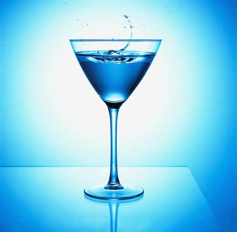 无人,横图,俯视,室内,特写,白天,水,餐桌,桌子,杯子,阴影,飞溅,蓝色背景,溅,反射,高脚杯,液体,影子,水滴,酒类,一杯,文化,玻璃制品,酒,水珠,饮料,一个,蓝色,酒杯,鸡尾酒,调酒,摄影,影棚,单个,餐台,创造,喷洒,想象,马提尼,马提尼酒,鸡尾酒杯,玻璃杯,彩图,高角度拍摄,影棚拍摄,拍摄