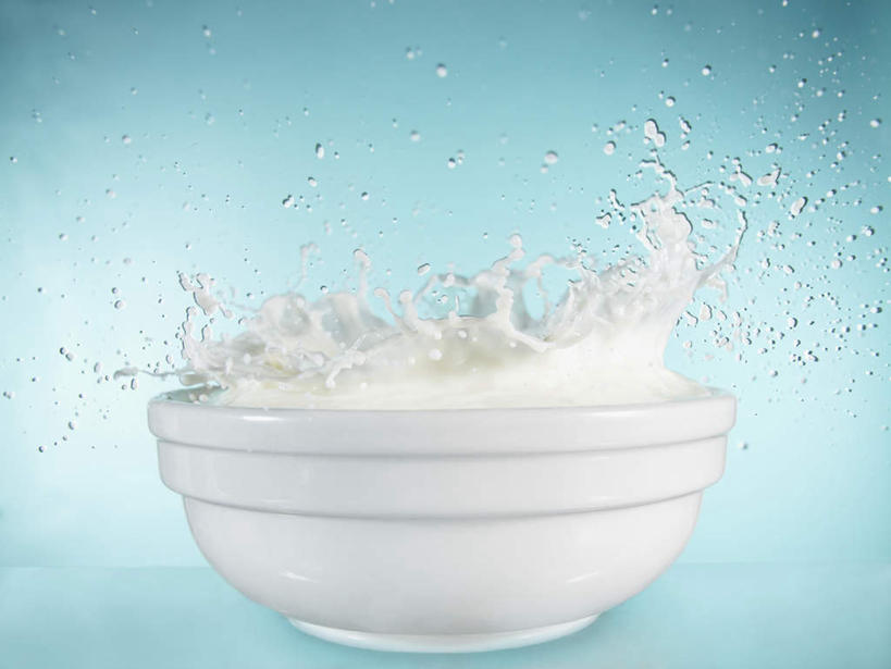 牛奶,无人,横图,俯视,室内,特写,白天,水,餐桌,桌子,阴影,飞溅,蓝色背景,溅,反射,液体,影子,陶瓷,水滴,陶瓷制品,饮品,营养,水珠,饮料,一个,容器,碗,摄影,影棚,单个,餐台,储藏,乳制品,奶,牛乳,储存,喷洒,安神,彩图,高角度拍摄,影棚拍摄,拍摄,贮存