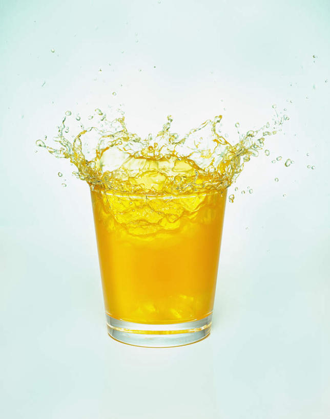 果汁,无人,竖图,俯视,室内,特写,白天,水,餐桌,桌子,柑橘,杯子,绿色背景,阴影,飞溅,溅,反射,液体,影子,水滴,橙汁,饮品,一杯,玻璃制品,水珠,饮料,一个,水杯,橙色,摄影,影棚,单个,餐台,可口,喷洒,适口,玻璃杯,橘子,桔子,橙子,橙,彩图,高角度拍摄,影棚拍摄,拍摄