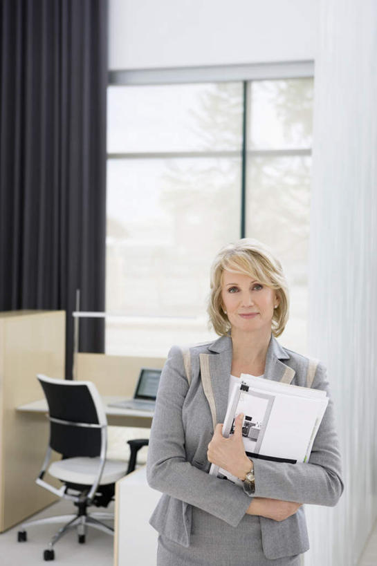 西方人,一个人,商务人士,商务女性,办公室,站,竖图,室内,白天,正面,窗户,窗帘,家具,桌子,椅子,欧洲,欧洲人,仅一个女性,仅一个人,握,套装,装饰,材料,档案,文件,纸,办公桌,墙,拿,拿着,注视,玻璃窗,墙壁,墙面,帘子,会议椅,手稿,资料,观察,看,站着,仅一个中年女性,遮阳,握着,观看,华丽,修饰,办公椅,证明,点缀,察看,关注,文档,商务装,工薪阶层,办公家具,衬托,美观,雅致,雅观,商务椅,培训椅,女人,女性,中年女性,白种人,白领,上班族,站立,半身,彩图