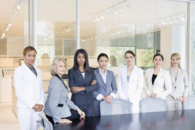 东方人,西方人,同事,商务人士,商务女性,办公室,站,双手交叉,横图,室内,白天,正面,成功,合作,团队,集体,信心,窗户,家具,桌子,椅子,欧洲,非洲,黑人,欧洲人,亚洲,一排,套装,整齐,办公桌,许多人,注视,黄种人,队伍,玻璃窗,排列,会议椅,观察,看,站着,一群人,观看,办公椅,察看,领导,双手抱胸,成就,队列,关注,商务装,合伙,领袖,工薪阶层,办公家具,商务椅,培训椅,年轻女性,女人,女性,中年女性,白种人,非洲人,亚洲人,白领,上班族,站立,半身,彩图