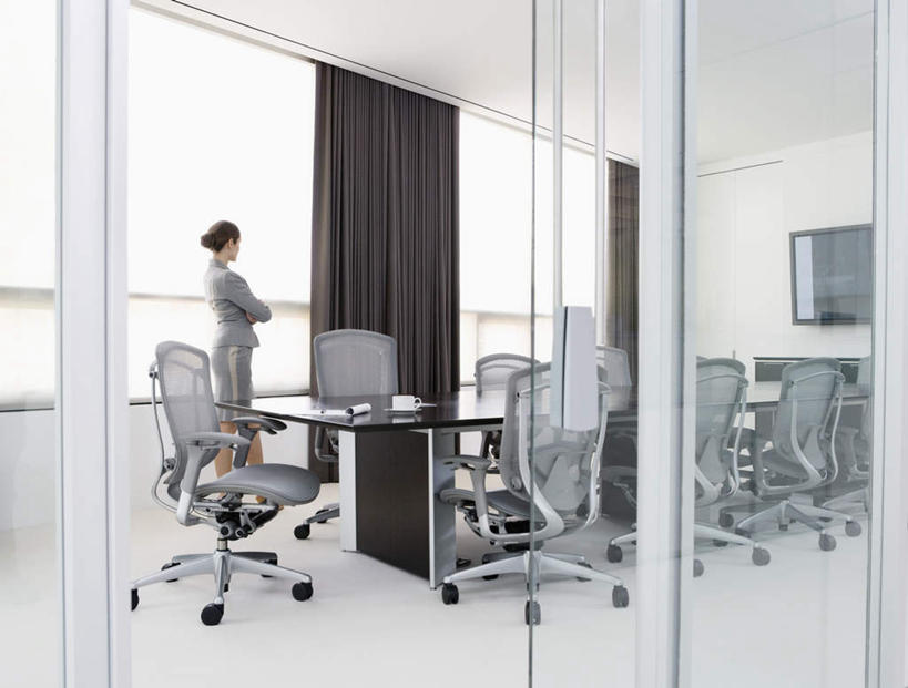 西方人,一个人,商务人士,商务女性,办公室,站,双手交叉,横图,室内,白天,侧面,窗户,窗帘,家具,门,桌子,椅子,欧洲,欧洲人,仅一个女性,仅一个人,套装,装饰,办公桌,墙,玻璃窗,墙壁,墙面,帘子,会议椅,门框,站着,仅一个中年女性,遮阳,华丽,修饰,办公椅,点缀,双手抱胸,商务装,工薪阶层,办公家具,衬托,美观,雅致,雅观,商务椅,培训椅,女人,女性,中年女性,白种人,白领,上班族,站立,彩图,全身