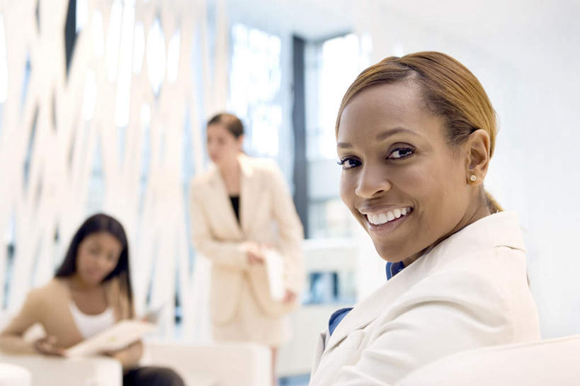 西方人,三个人,同事,商务人士,商务女性,办公室,站,坐,笑,微笑,露齿笑,横图,室内,白天,正面,成功,合作,团队,集体,信心,窗户,家具,桌子,椅子,欧洲,非洲,黑人,欧洲人,套装,朦胧,模糊,材料,档案,文件,纸,办公桌,墙,扭头,注视,队伍,玻璃窗,墙壁,墙面,会议椅,手稿,资料,观察,看,站着,转头,观看,办公椅,证明,察看,领导,成就,关注,文档,商务装,合伙,领袖,工薪阶层,办公家具,商务椅,培训椅,女人,女性,中年女性,白种人,非洲人,白领,上班族,站立,坐着,半身,彩图