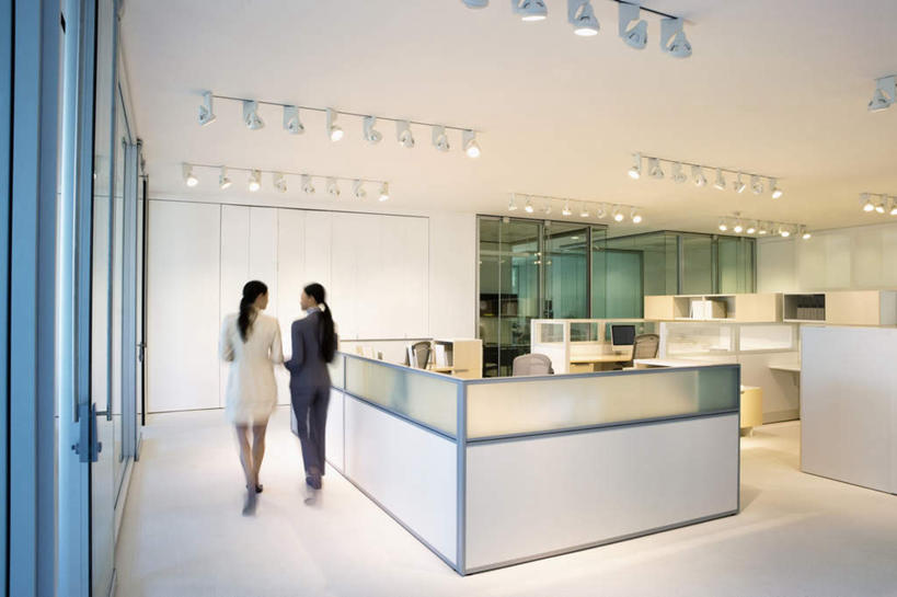 西方人,两个人,同事,商务人士,商务女性,办公室,走,说,横图,室内,白天,讨论,成功,合作,团队,集体,信心,窗户,家具,桌子,椅子,欧洲,欧洲人,握,套装,办公桌,墙,拿,拿着,队伍,玻璃窗,墙壁,墙面,背面,会议椅,握着,办公椅,领导,成就,商务装,合伙,领袖,工薪阶层,办公家具,商务椅,培训椅,交流,年轻女性,女人,女性,中年女性,白种人,白领,上班族,步行,沟通,讲话,交谈,散步,商讨,说话,谈话,走路,彩图,全身