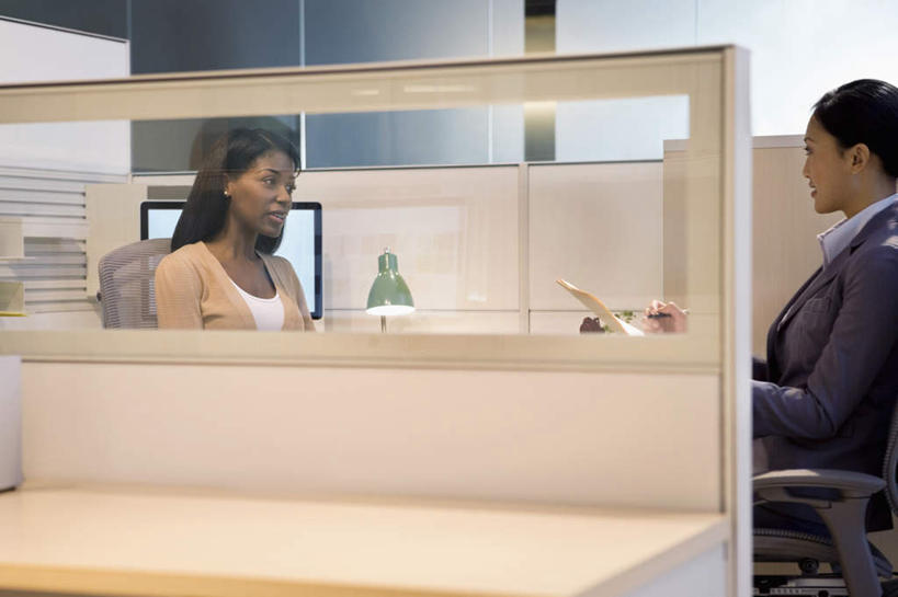 东方人,西方人,两个人,同事,商务人士,商务女性,办公室,坐,说,横图,室内,白天,侧面,讨论,成功,合作,团队,集体,信心,电脑,显示器,鼠标,键盘,窗户,家具,台灯,桌子,椅子,照明,欧洲,非洲,黑人,欧洲人,亚洲,阴影,套装,光线,网络,影子,办公桌,墙,灯光,黄种人,输入设备,通讯设备,队伍,玻璃窗,相视,墙壁,墙面,灯,会议椅,灯具,面对面,台式电脑,对视,办公椅,照亮,领导,互视,照明设备,成就,通信设备,相对,商务装,合伙,领袖,工薪阶层,输出设备,相看,办公家具,商务椅,培训椅,交流,年轻女性,女人,女性,中年女性,非洲人,亚洲人,白领,上班族,沟通,讲话,交谈,商讨,说话,谈话,坐着,半身,彩图