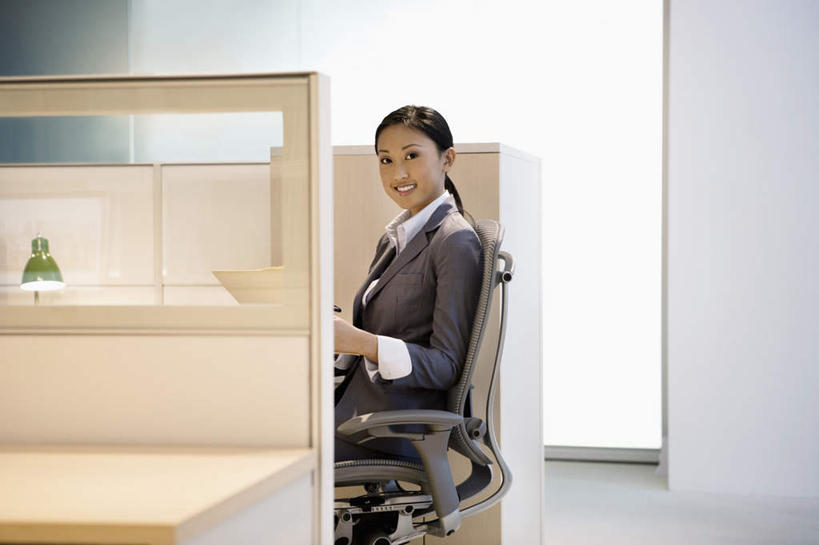 东方人,一个人,商务人士,商务女性,办公室,坐,笑,微笑,露齿笑,横图,室内,白天,侧面,家具,台灯,桌子,椅子,照明,亚洲,仅一个年轻女性,仅一个女性,仅一个人,握,阴影,套装,光线,材料,档案,文件,影子,纸,办公桌,墙,灯光,拿,拿着,扭头,注视,黄种人,墙壁,墙面,灯,会议椅,手稿,资料,灯具,观察,看,转头,握着,观看,办公椅,证明,照亮,察看,照明设备,关注,文档,商务装,工薪阶层,办公家具,商务椅,培训椅,年轻女性,女人,女性,亚洲人,白领,上班族,坐着,半身,彩图